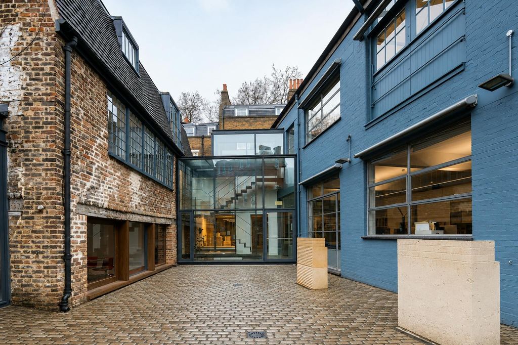 Property photo 1 of 32 1 Rawstorne Place - Courtyard