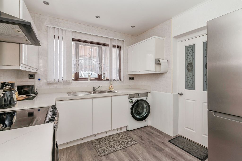 Property photo 2 of 17 Kitchen