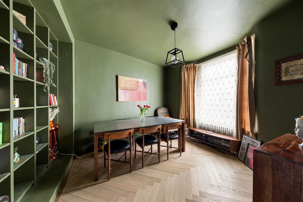 Property photo 3 of 23 Roma Road E17