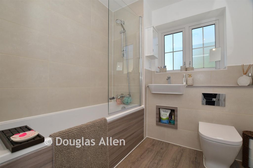 Property photo 3 of 10 Bathroom