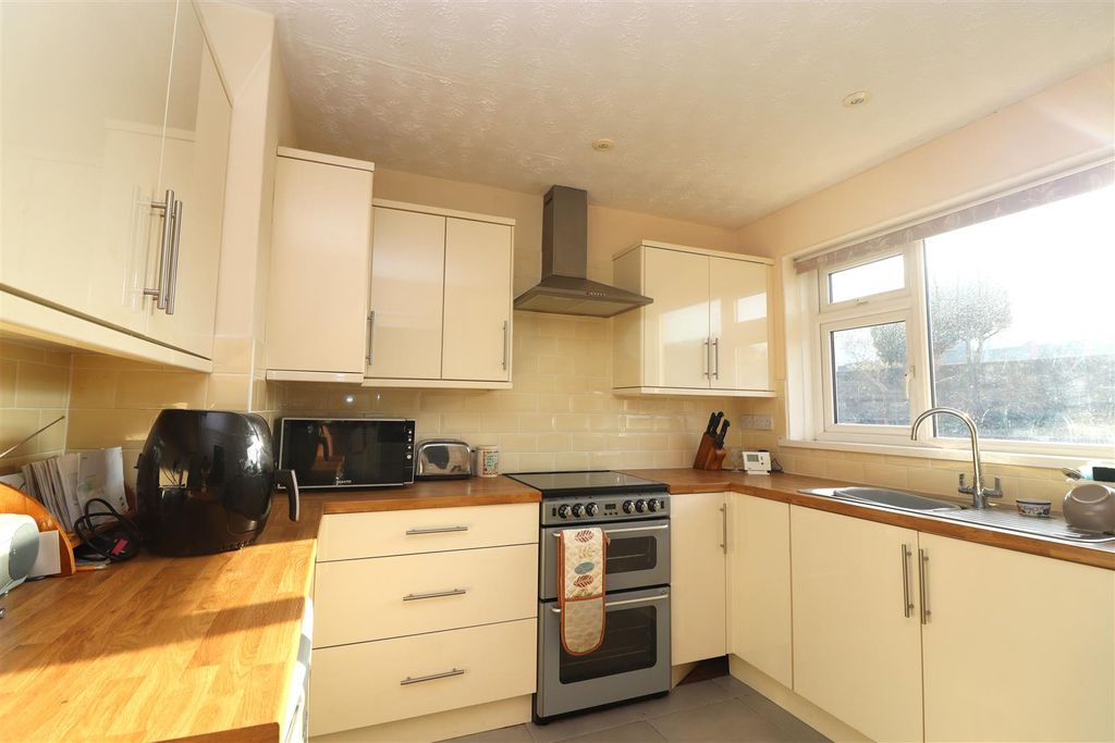 Property photo 2 of 12 Kitchen