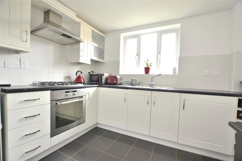 Property photo 3 of 10 Kitchen
