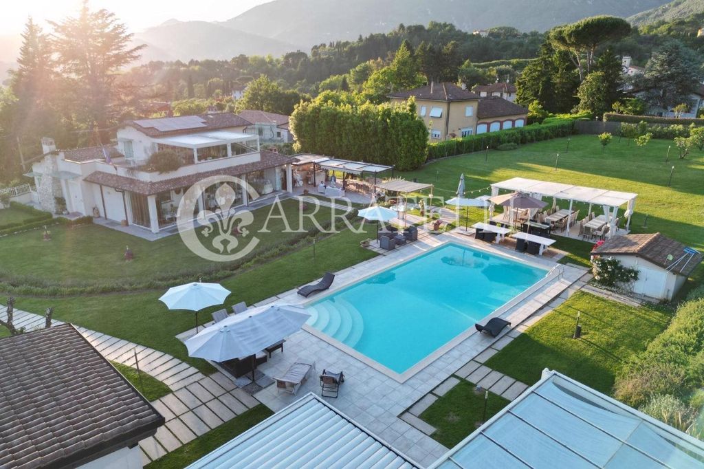 Property photo 1 of 29 Luxurious Villa With Pool And Private Park