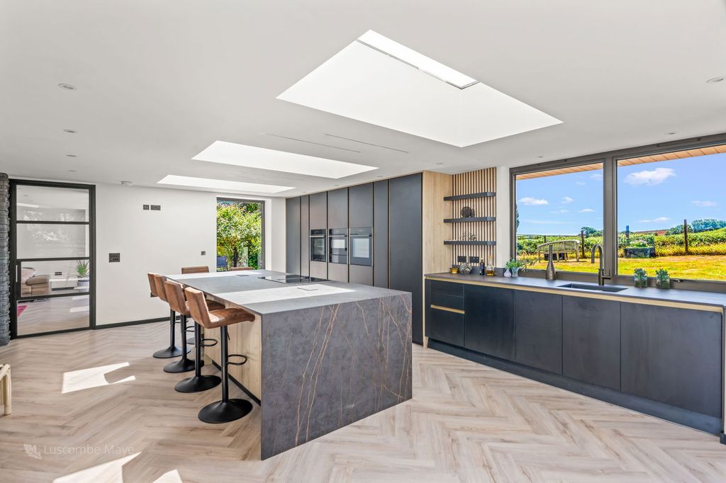 Property photo 2 of 40