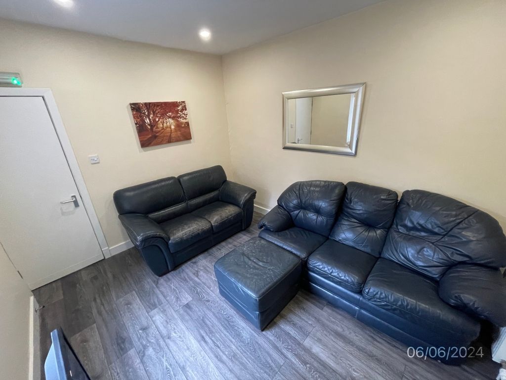 Property photo 1 of 12 Dining Kitchen