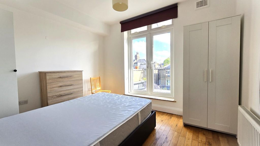 Property photo 1 of 6 Bedroom.Jpg