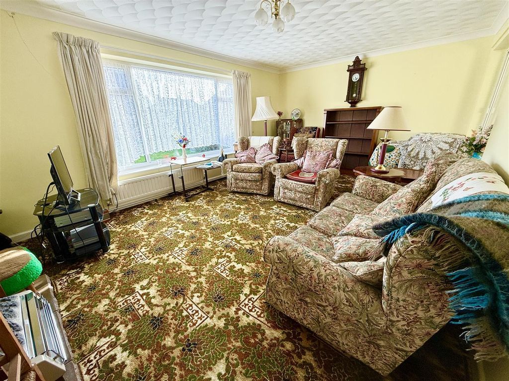 Property photo 2 of 12 Lounge