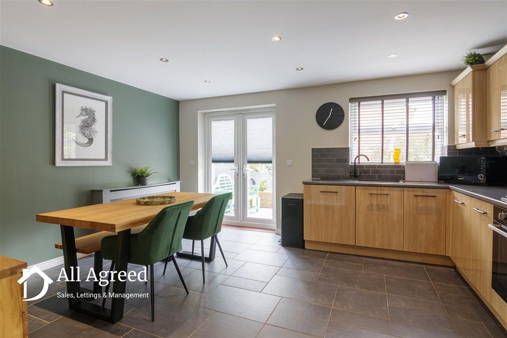 Property photo 3 of 23 Kitchen/Diner