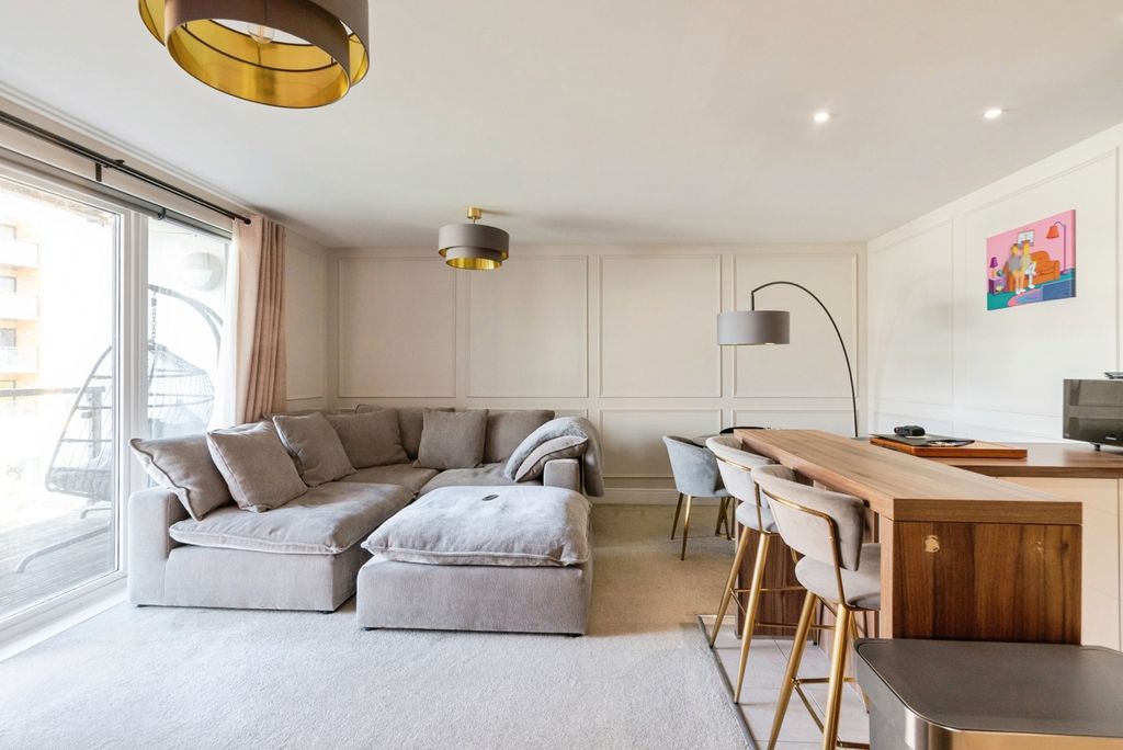 Property photo 1 of 16 Kitchen/Lounge