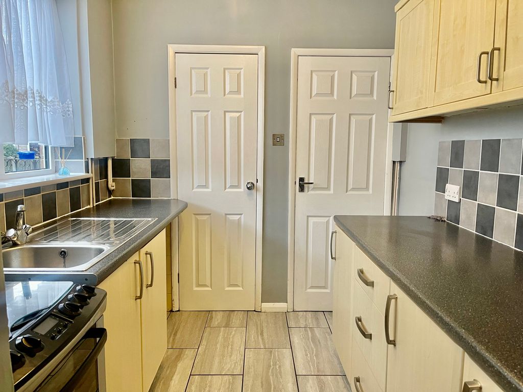 Property photo 3 of 8 Kitchen