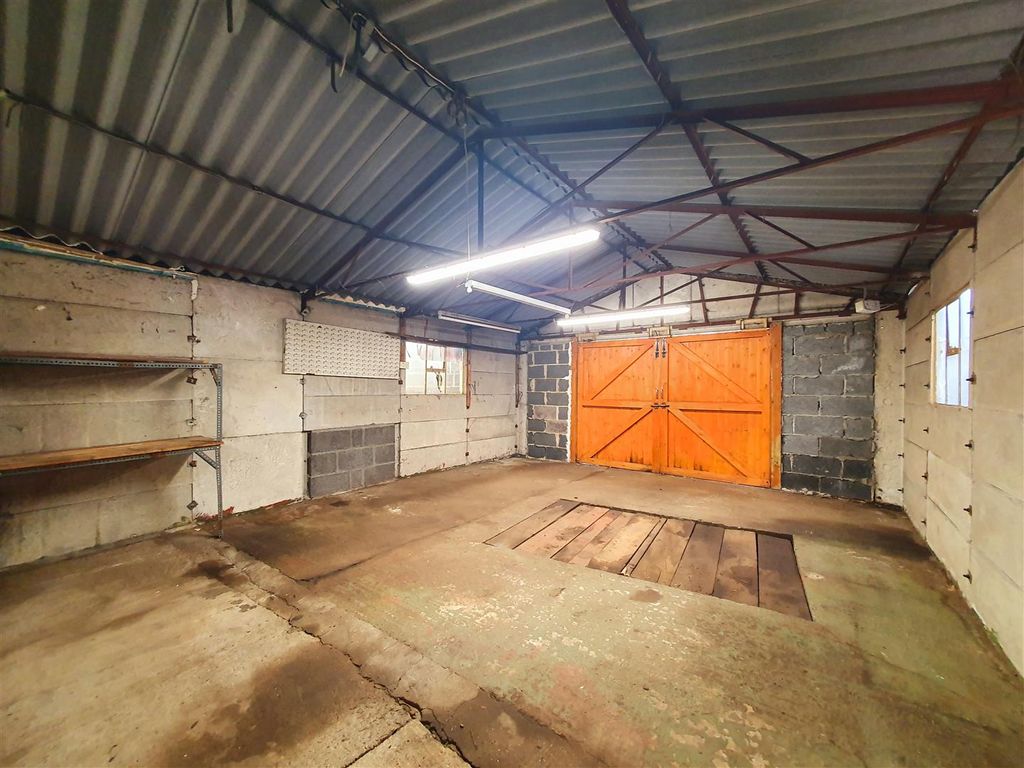 Property photo 3 of 16 Garage