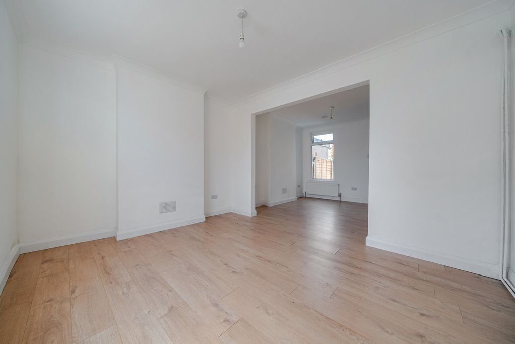 Property photo 2 of 21 1481997-5-6A3Bfe5...