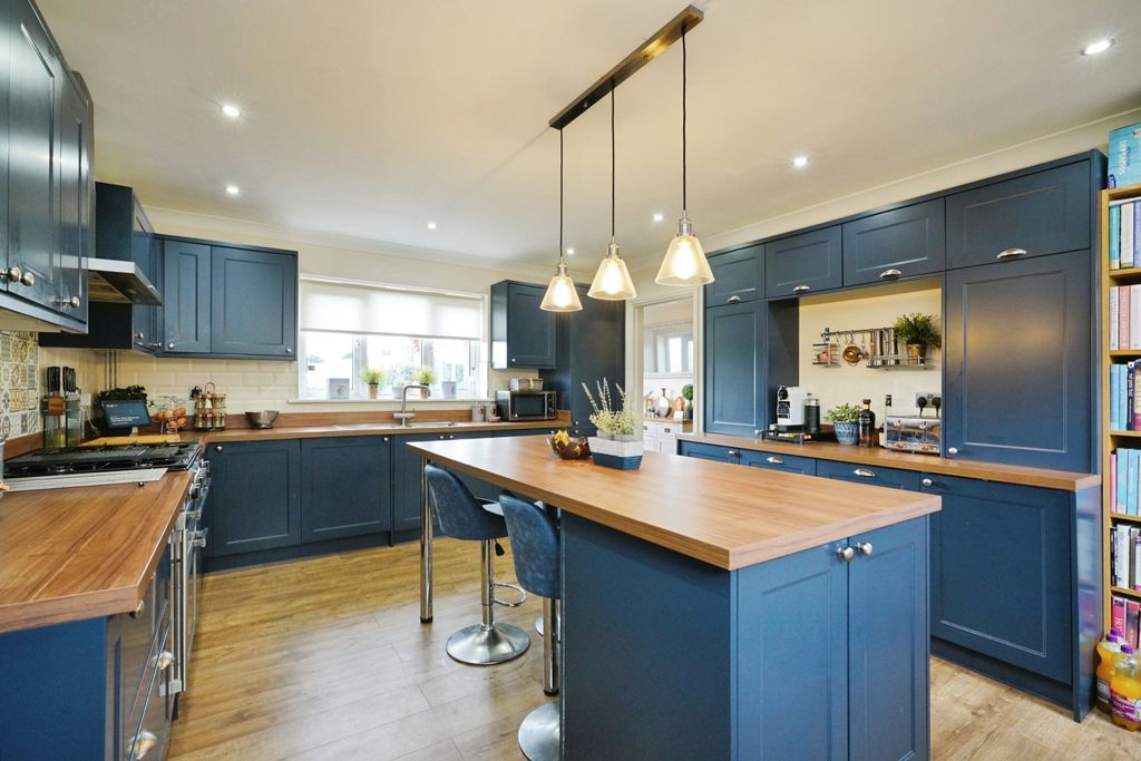 Property photo 2 of 14 Kitchen