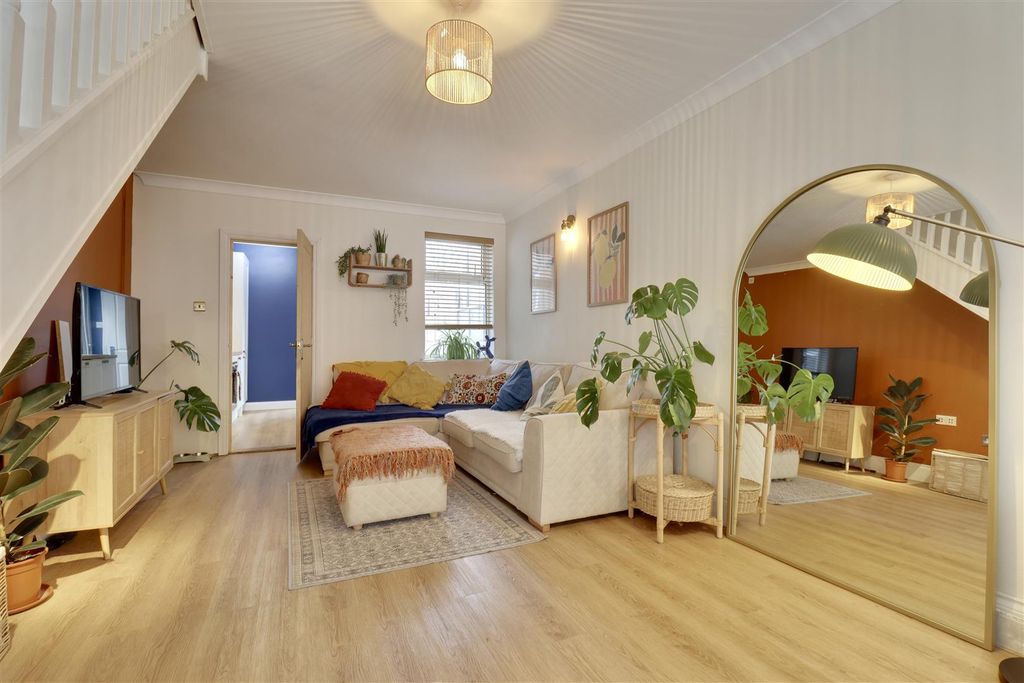 Property photo 2 of 13 Bed1450E-F629-4B17-Ad91-F5Ca34Ff510F_1_201_A.Jpeg