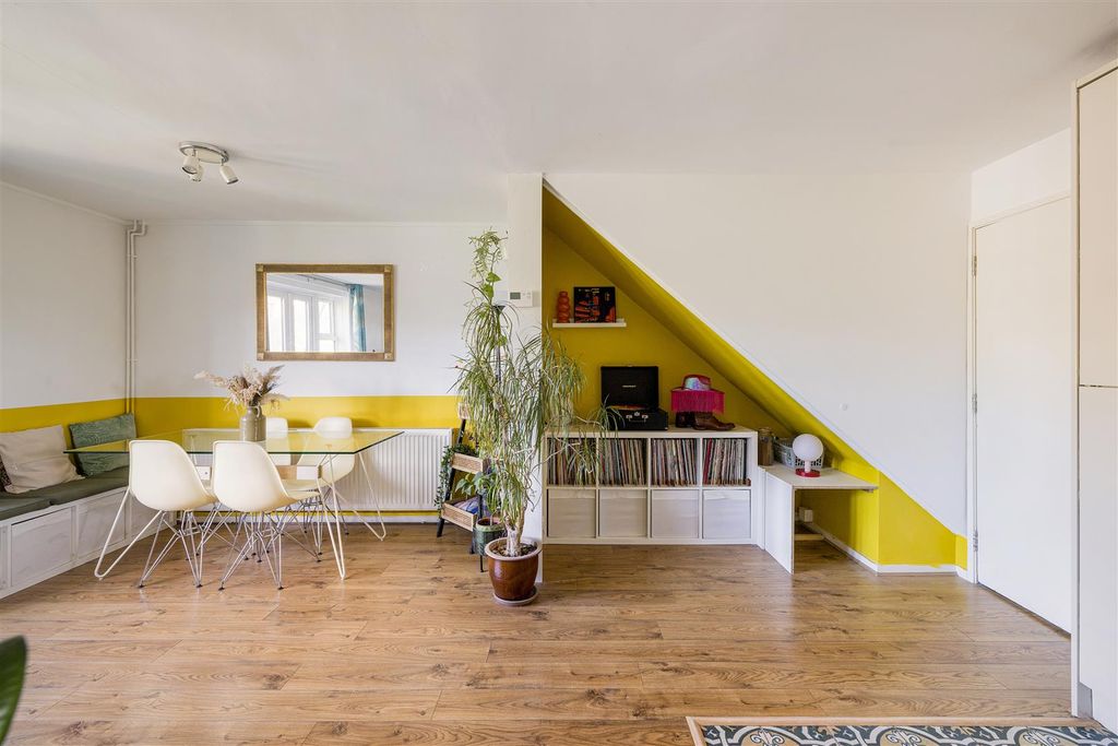 Property photo 3 of 31 Overbury Street, E5