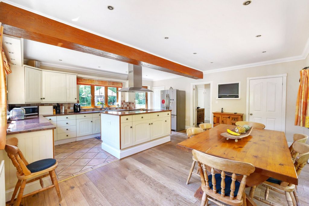 Property photo 2 of 13 Kitchen/Breakfast