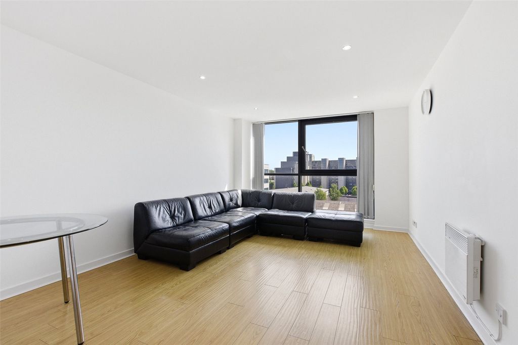 Property photo 2 of 11 Lounge