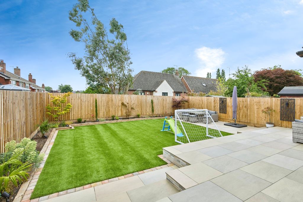 Property photo 2 of 21 Garden