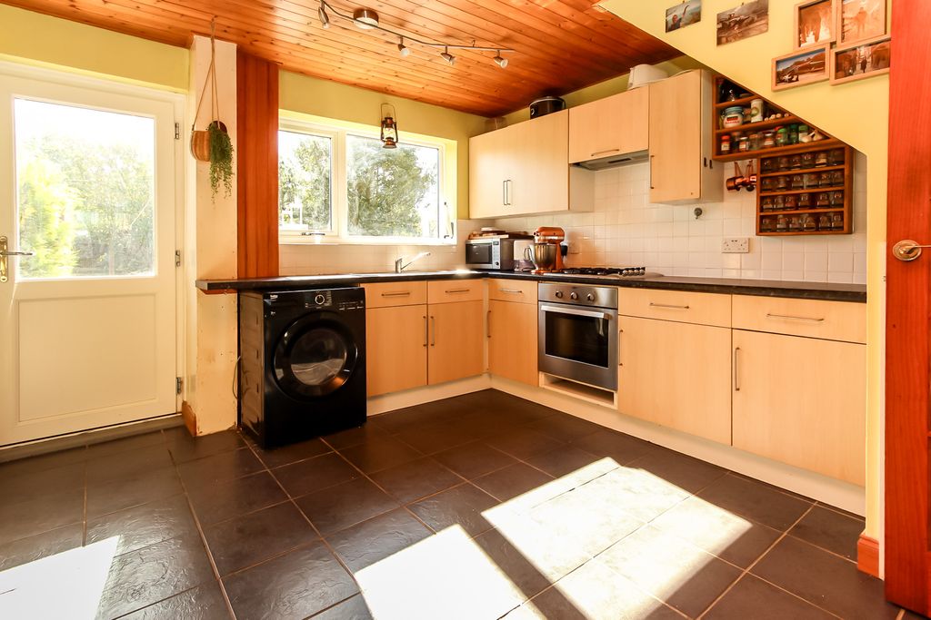 Property photo 3 of 8 Kitchen
