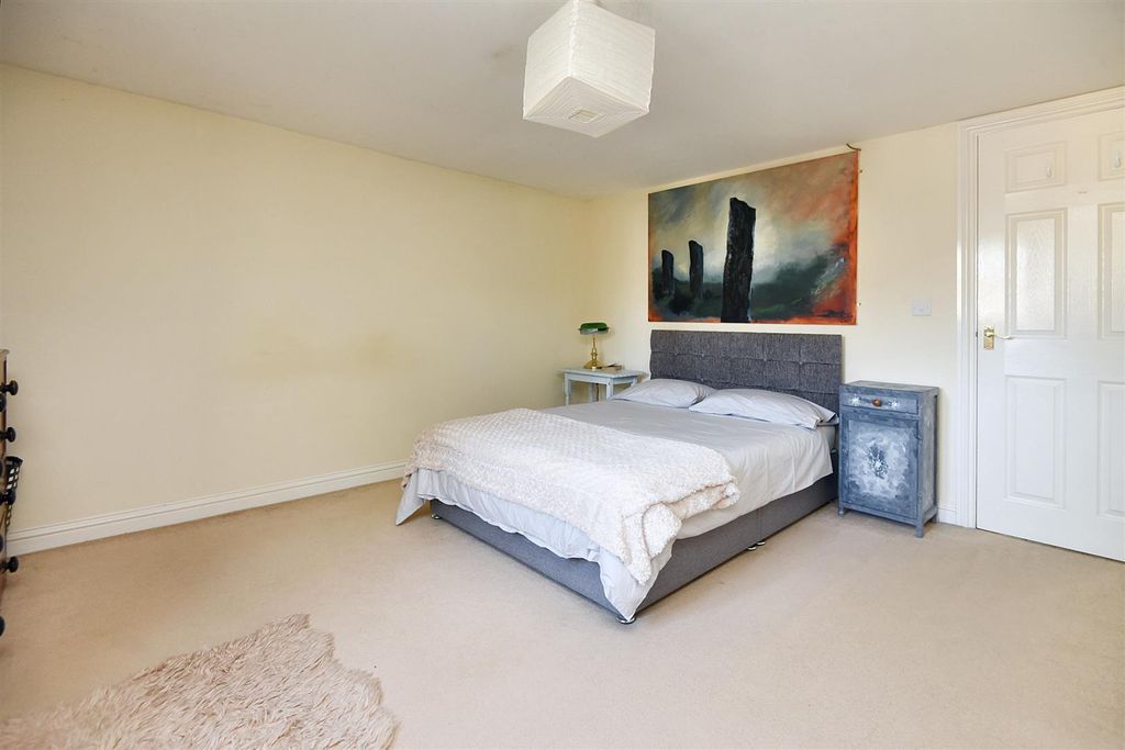 Property photo 3 of 6 Bedroom