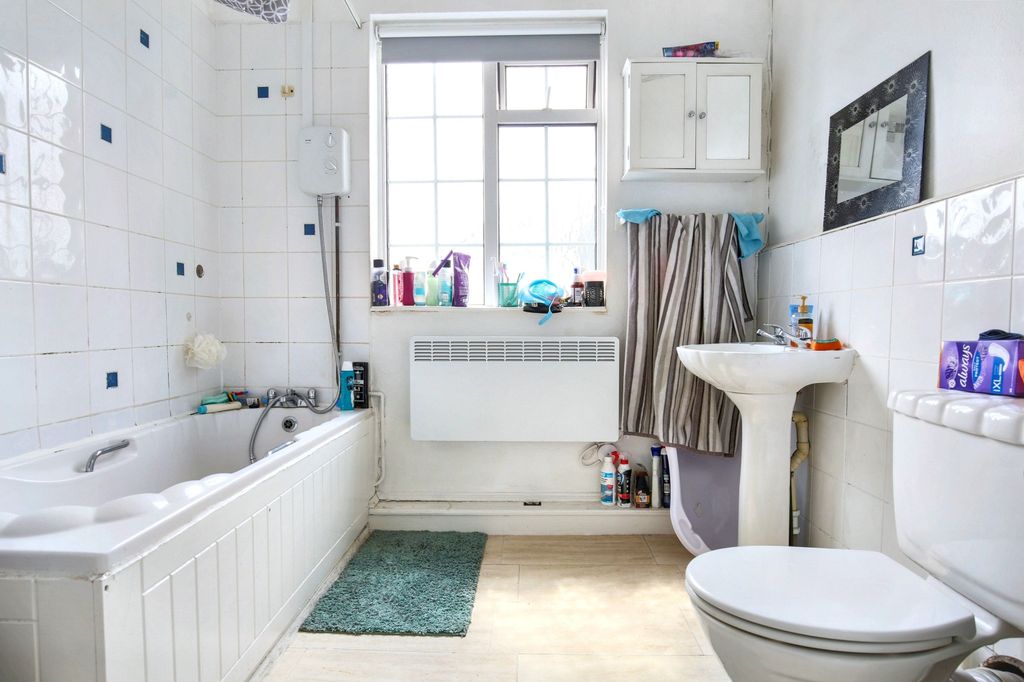 Property photo 3 of 7 160 Heath Park Road, Gidea Park, Romford, Essex, Rm2 5XL