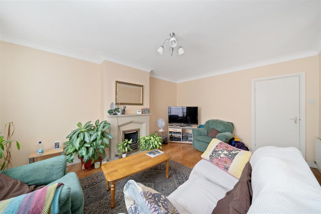 Property photo 3 of 12 Derwent Ashridge Way