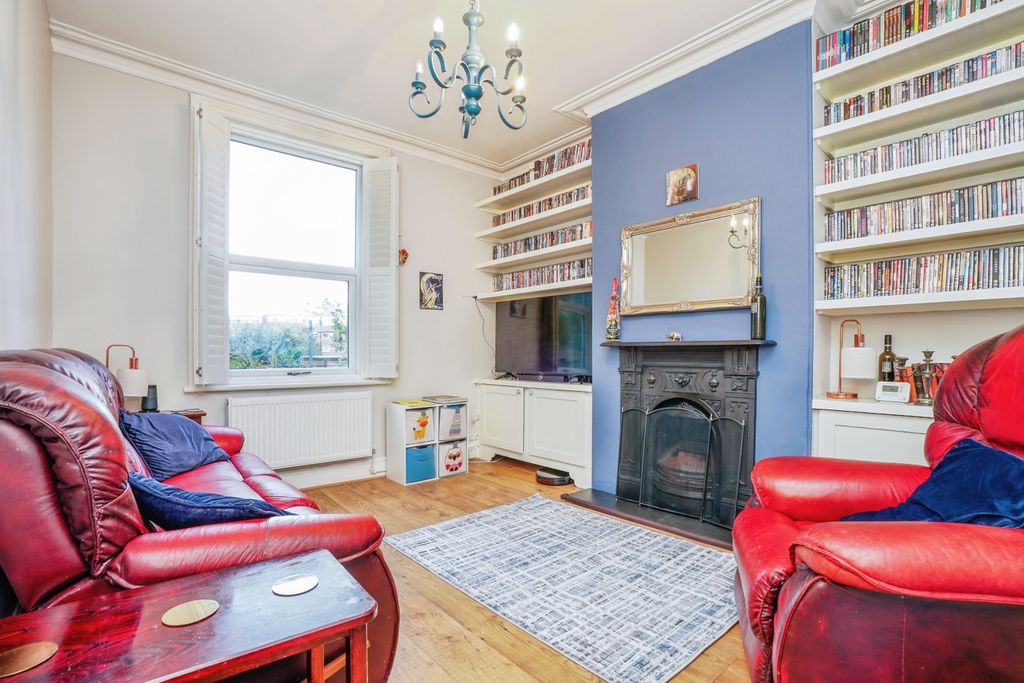 Property photo 2 of 20 Lounge