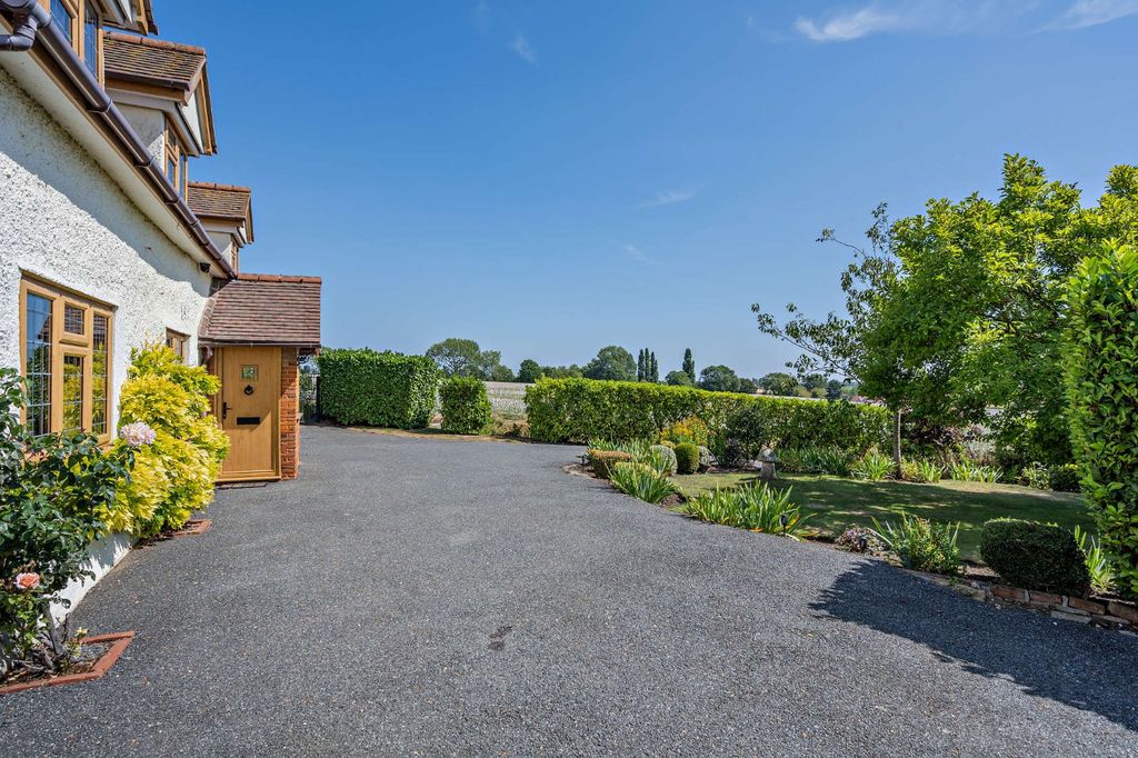 Property photo 1 of 18 Driveway