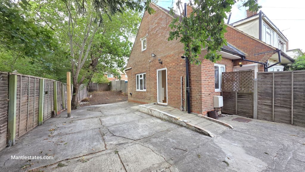 Property photo 1 of 23 1 Bed End-Terrace House For Sale Farm Close, High Barnet En5 3Bs
