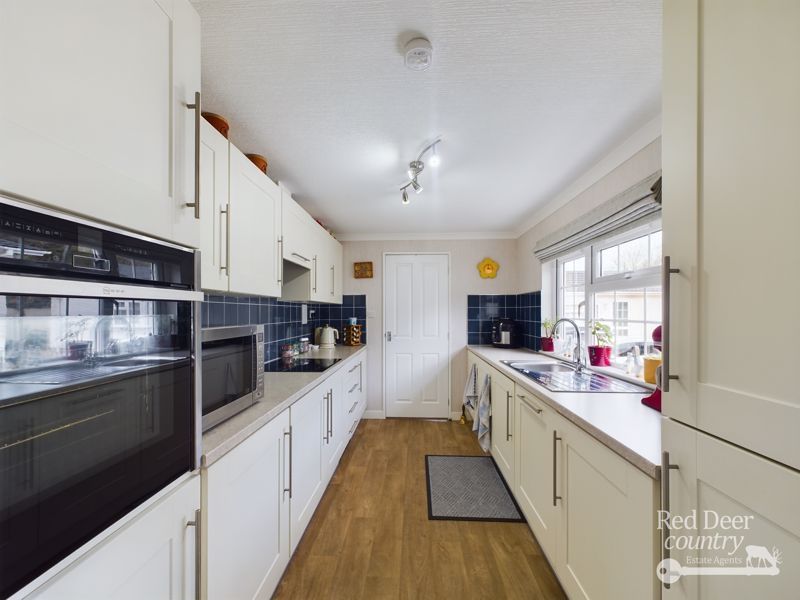 Property photo 3 of 19 Kitchen