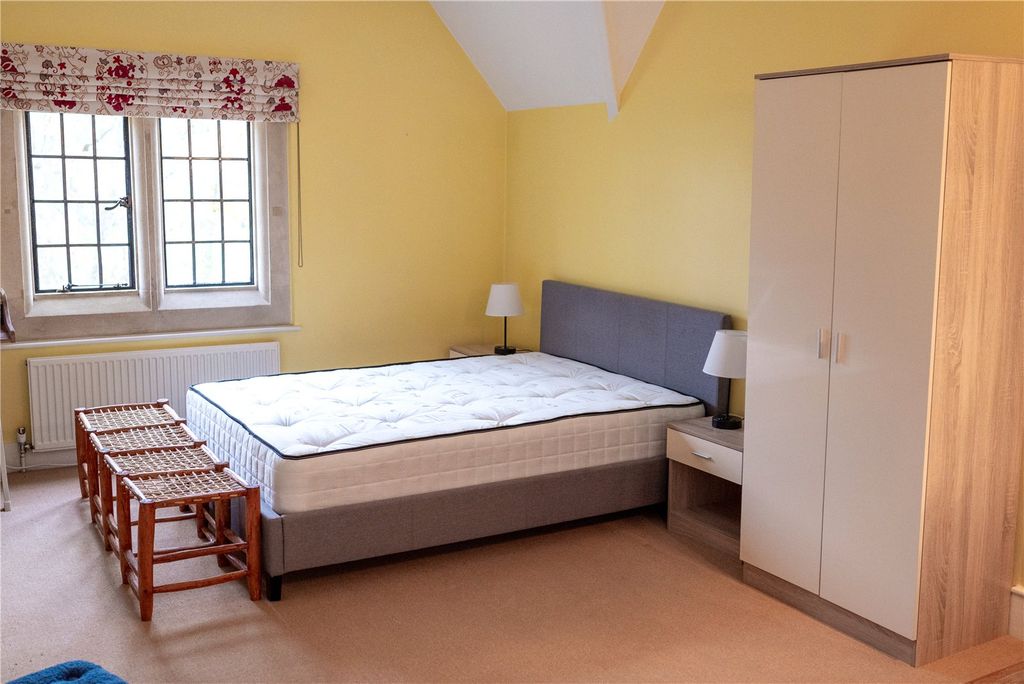 Property photo 2 of 10 House. Partnership