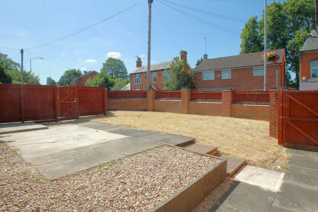 Property photo 2 of 20 Side Garden