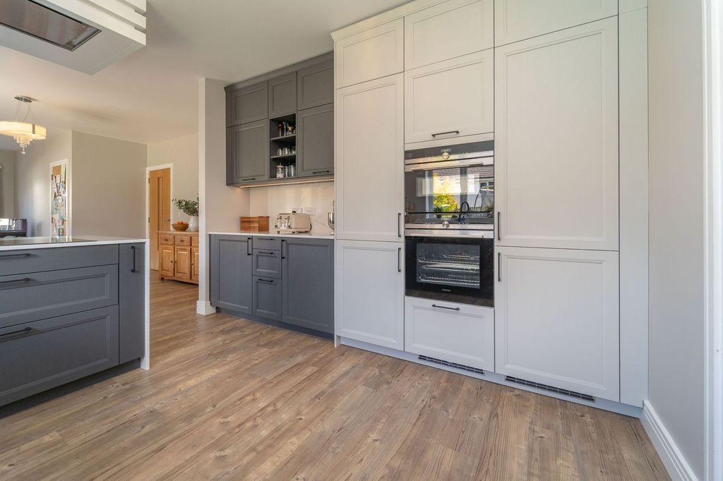 Property photo 3 of 31 Kitchen