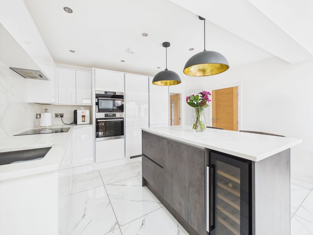 Property photo 3 of 25 Dining Kitchen