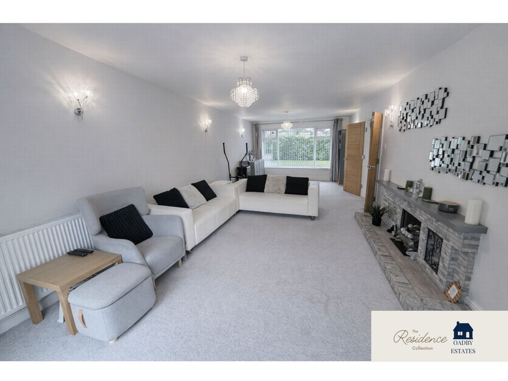 Property photo 3 of 20 Livingroom