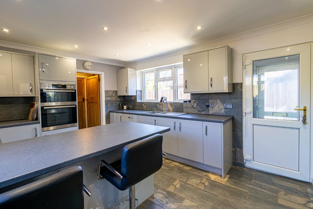 Property photo 3 of 34 4122829
