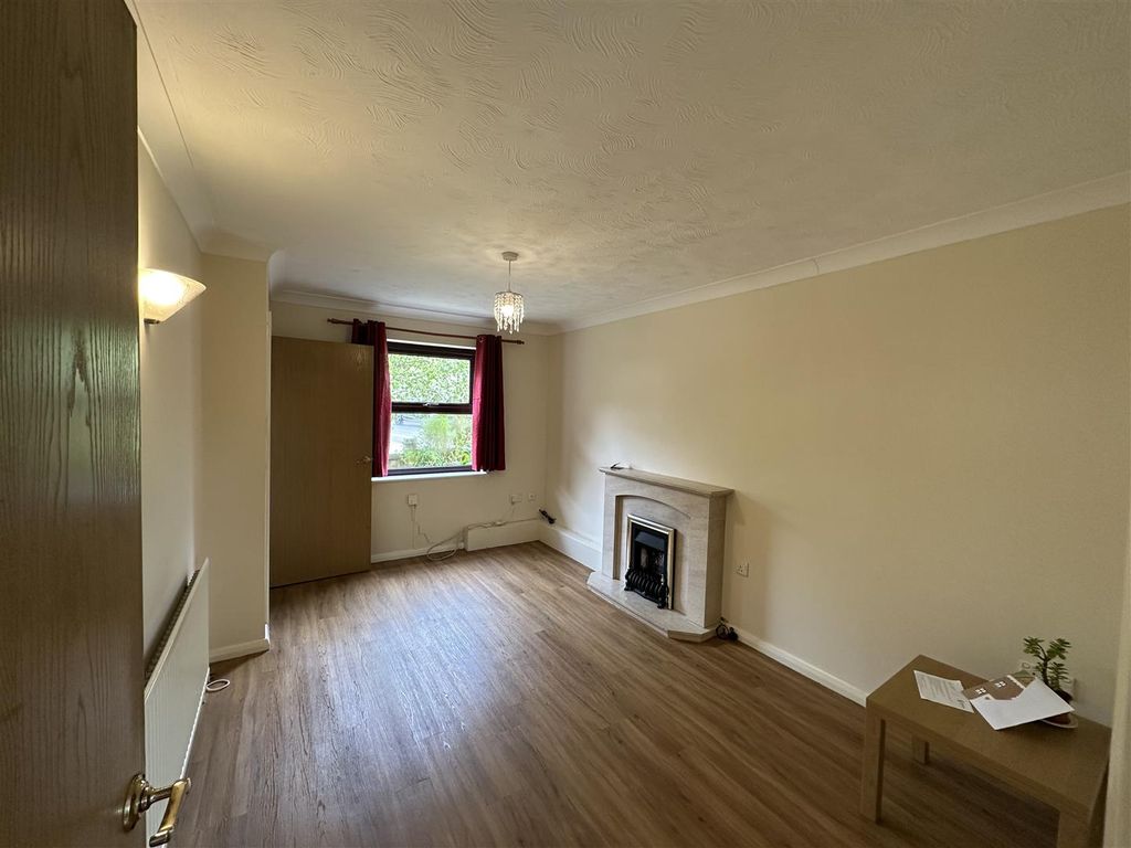 Property photo 2 of 7 Wilton Way Lounge.Jpeg