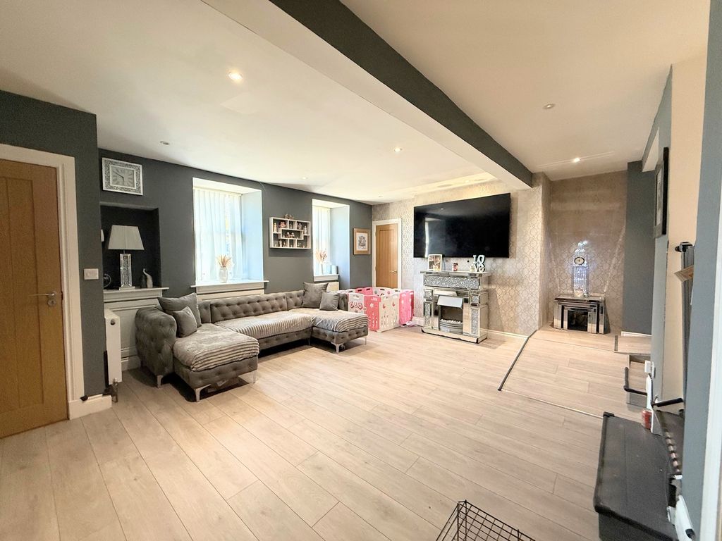 Property photo 3 of 18 Lounge