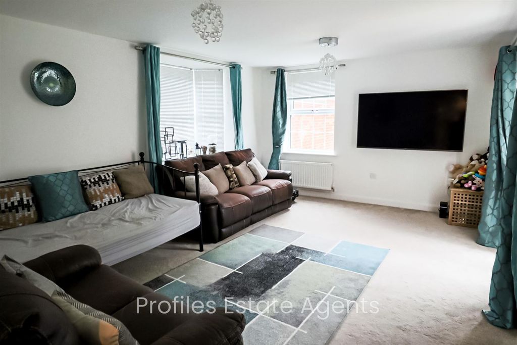 Property photo 2 of 16 Spacious Lounge (Rear)