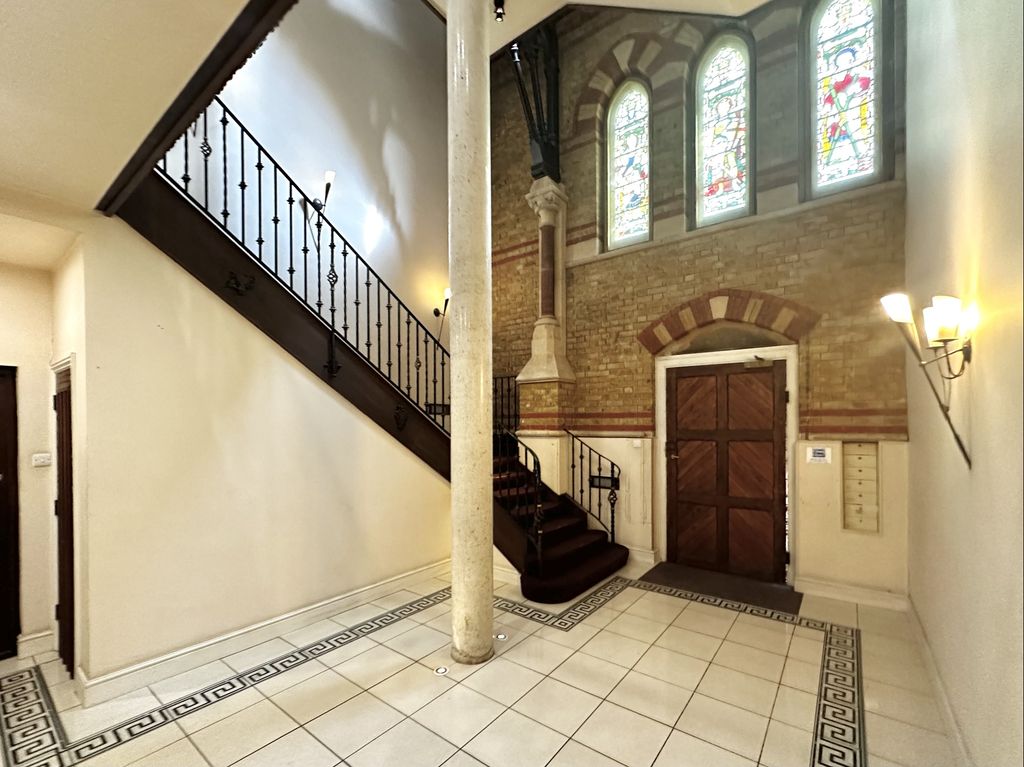 Property photo 3 of 15 Entrance Hallway