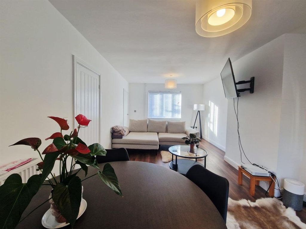 Property photo 3 of 9 4.Jpeg