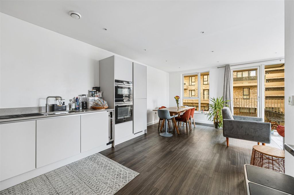 Property photo 3 of 10 1 Munster Court, Bollo Bridge-7.Jpg