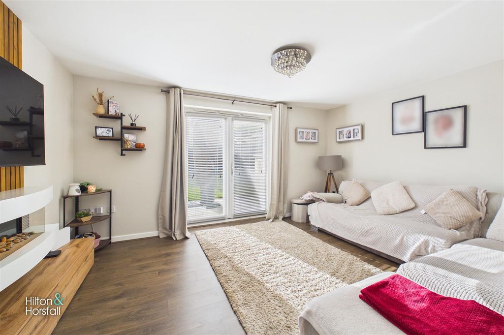 Property photo 2 of 19 Woodhouse Court