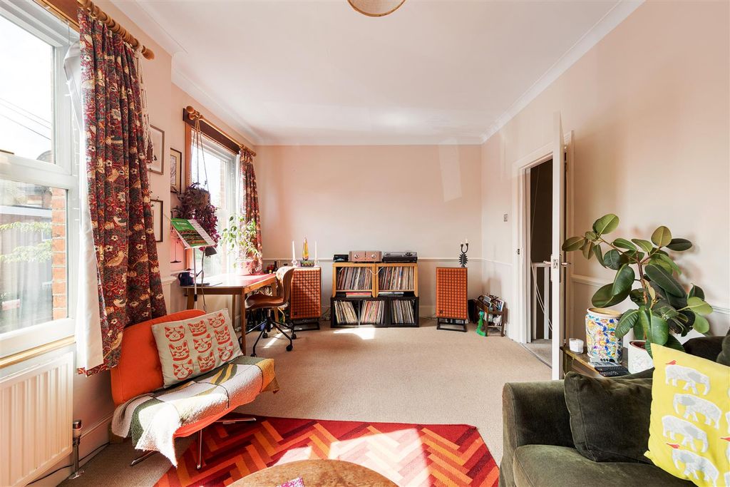 Property photo 2 of 33 Sybourn Street, E17