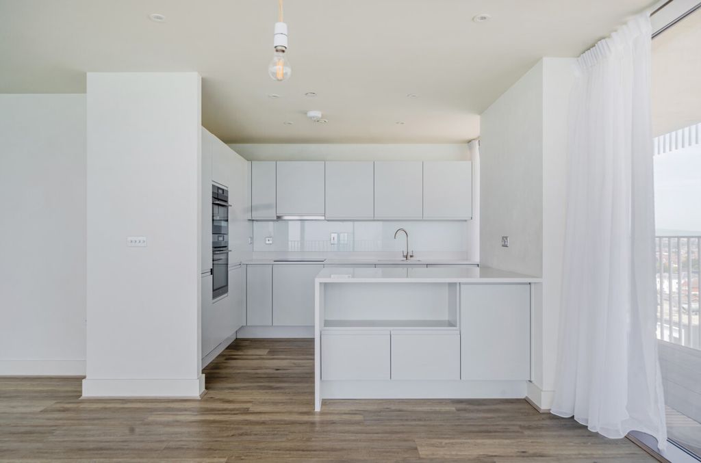 Property photo 3 of 26 1484838-12-6A3E81...