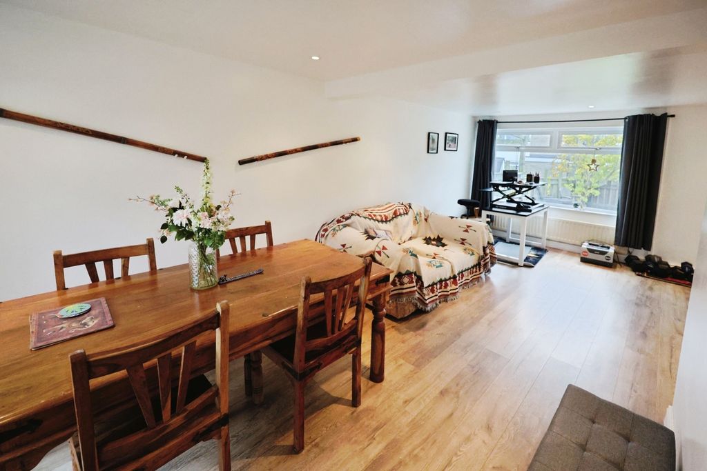 Property photo 3 of 11 Pbox-Img.Jpg