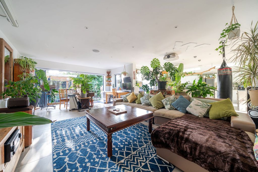 Property photo 2 of 42 Lounge