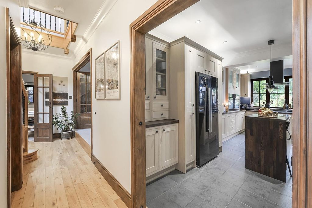 Property photo 3 of 34 Waverly03.Jpg