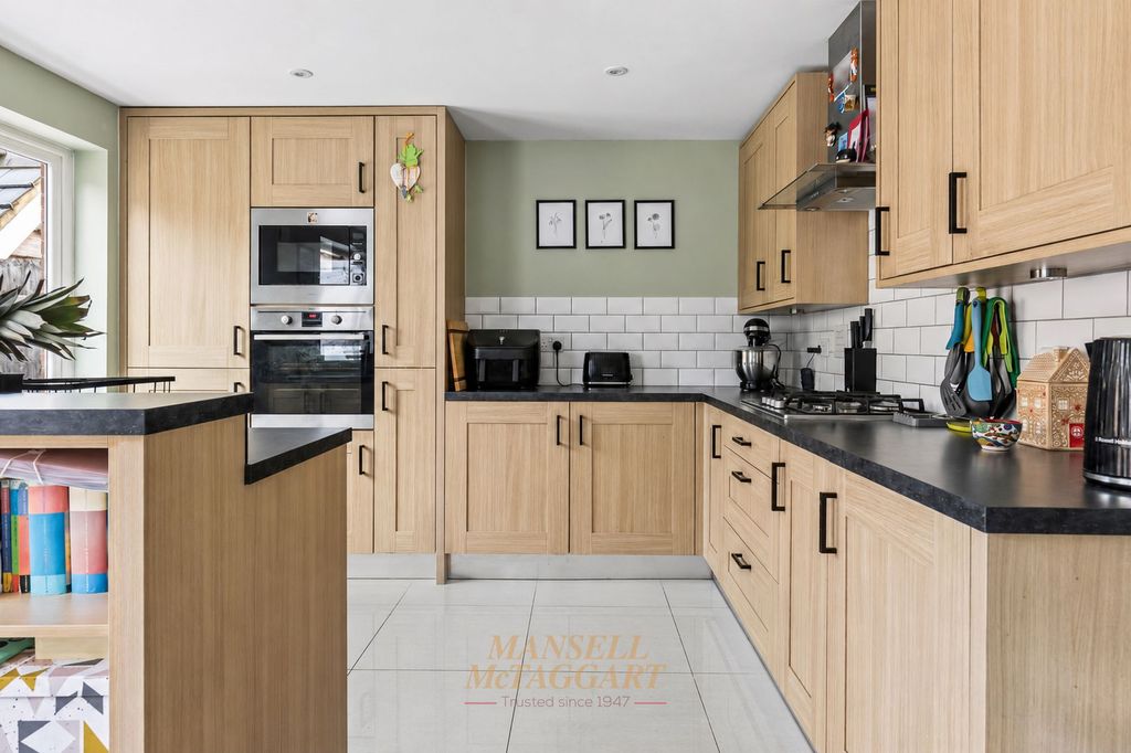 Property photo 2 of 32