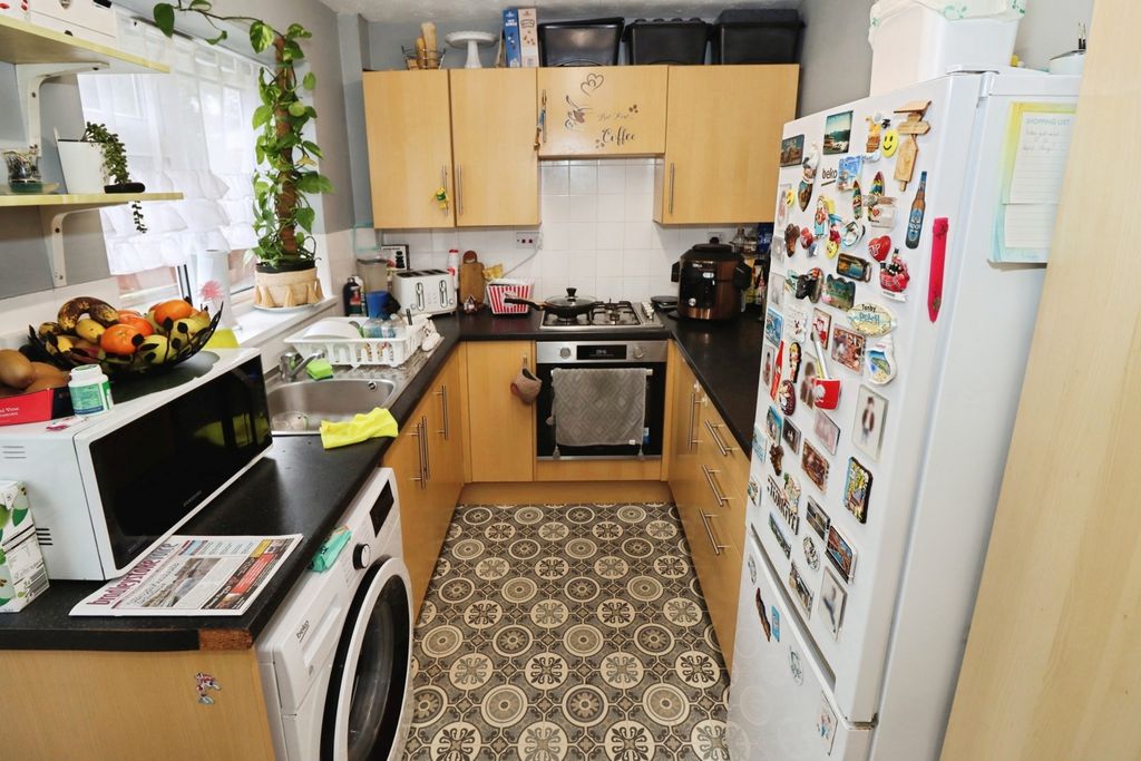 Property photo 3 of 19 Kitchen